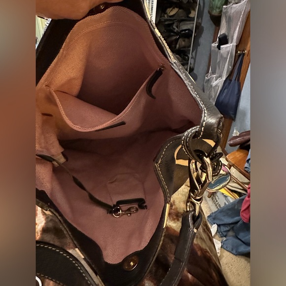 DOONEY & BOURKE. Giraffe print handbag , with Dust cover bag. - Picture 7 of 11